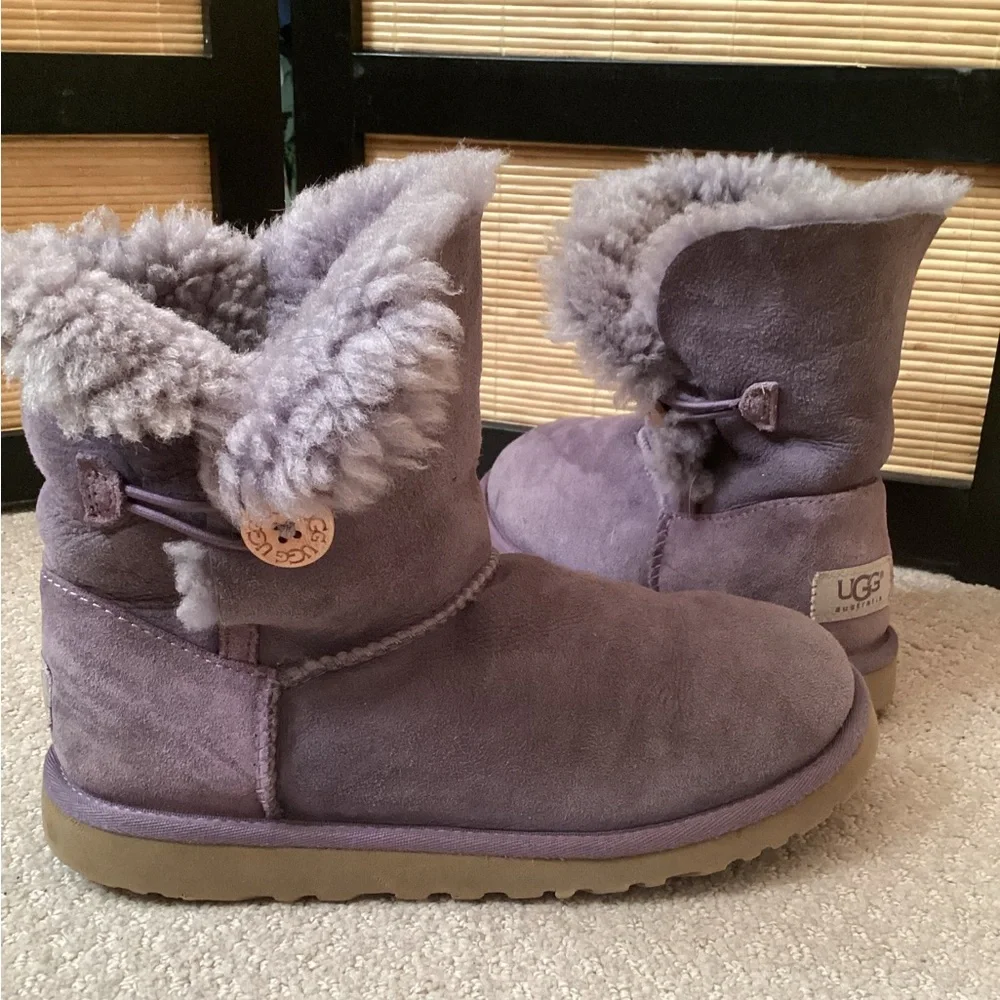 💜 UGG purple boots Sz 5 Bailey Button EUC sheepskin UGGs short boot
